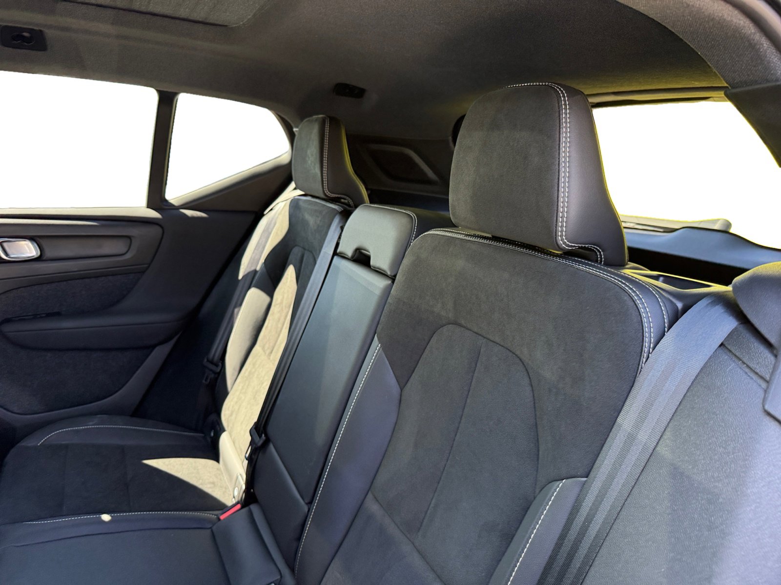 2022 Volvo XC40 R-Design photo 15