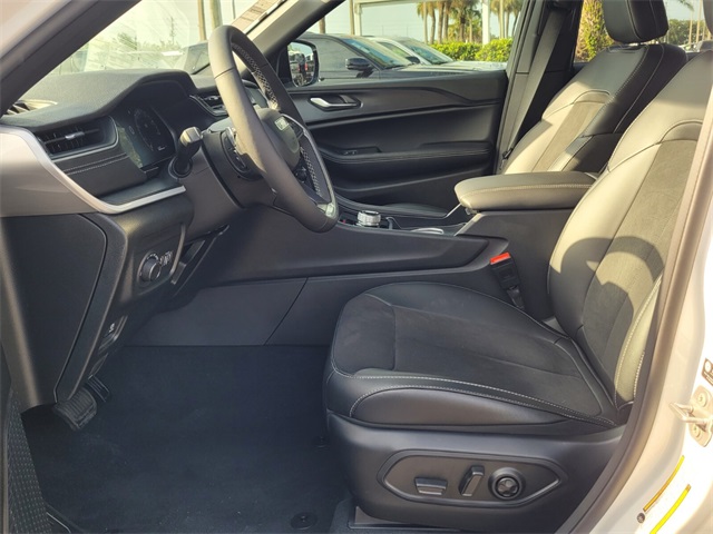 2025 Jeep Grand Cherokee Altitude photo 10