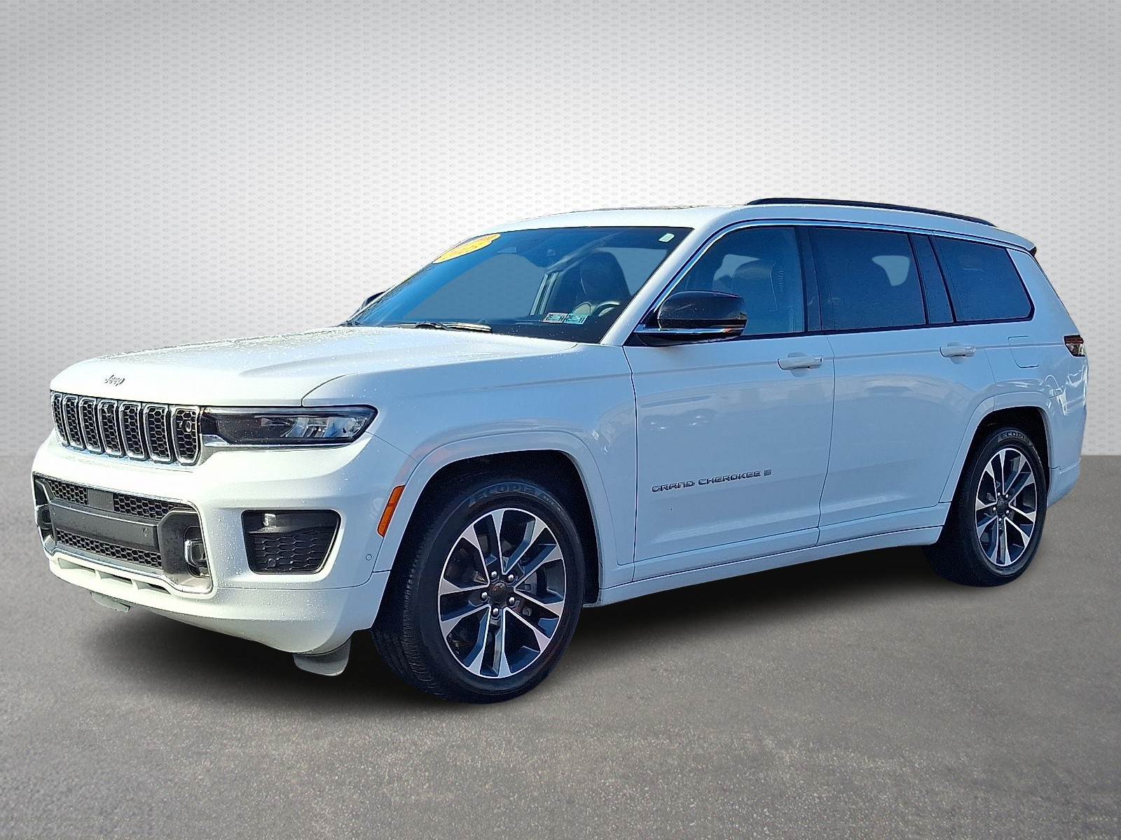 2025 Jeep Grand Cherokee Overland photo 3