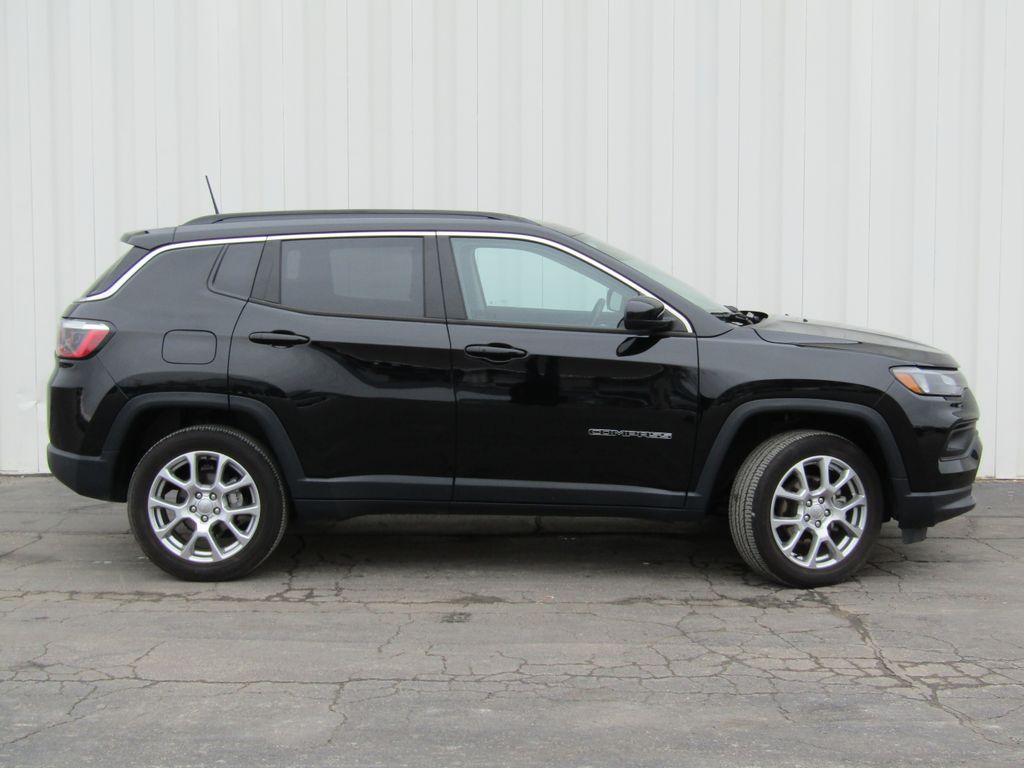Used 2022 Jeep Compass Latitude Lux with VIN 3C4NJDFB3NT211979 for sale in Kansas City