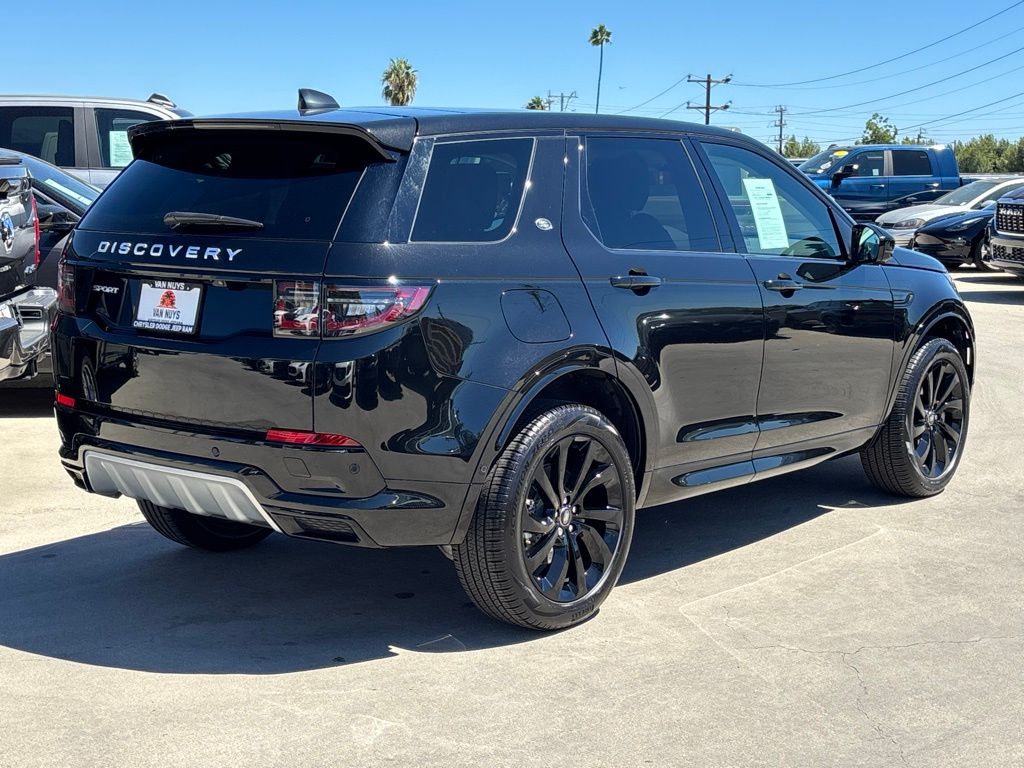2024 Land Rover Discovery S photo 2