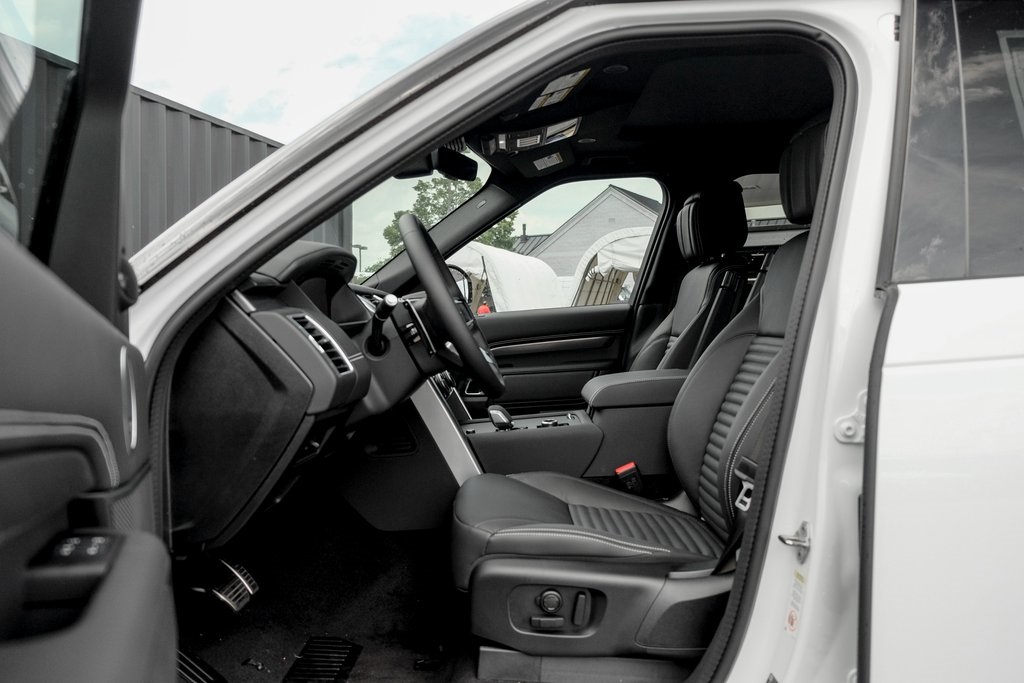 2025 Land Rover Discovery Metropolitan Edition photo 8