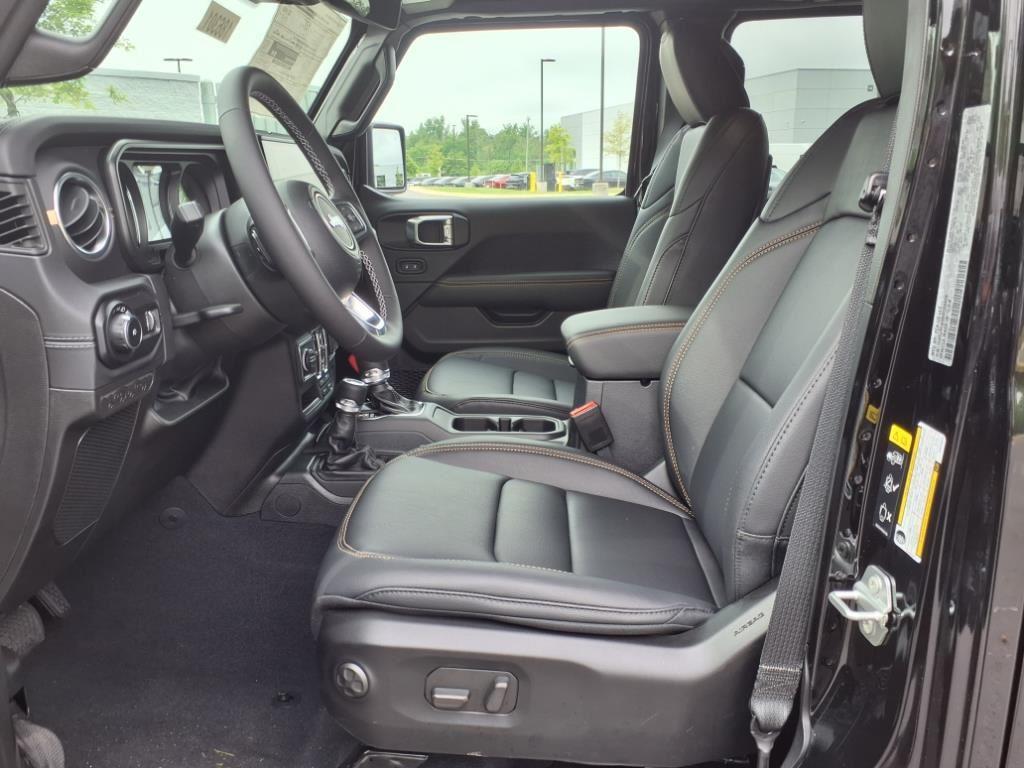 2025 Jeep Wrangler Sahara photo 3