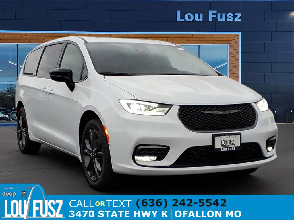 2026 Chrysler Pacifica Select's photo