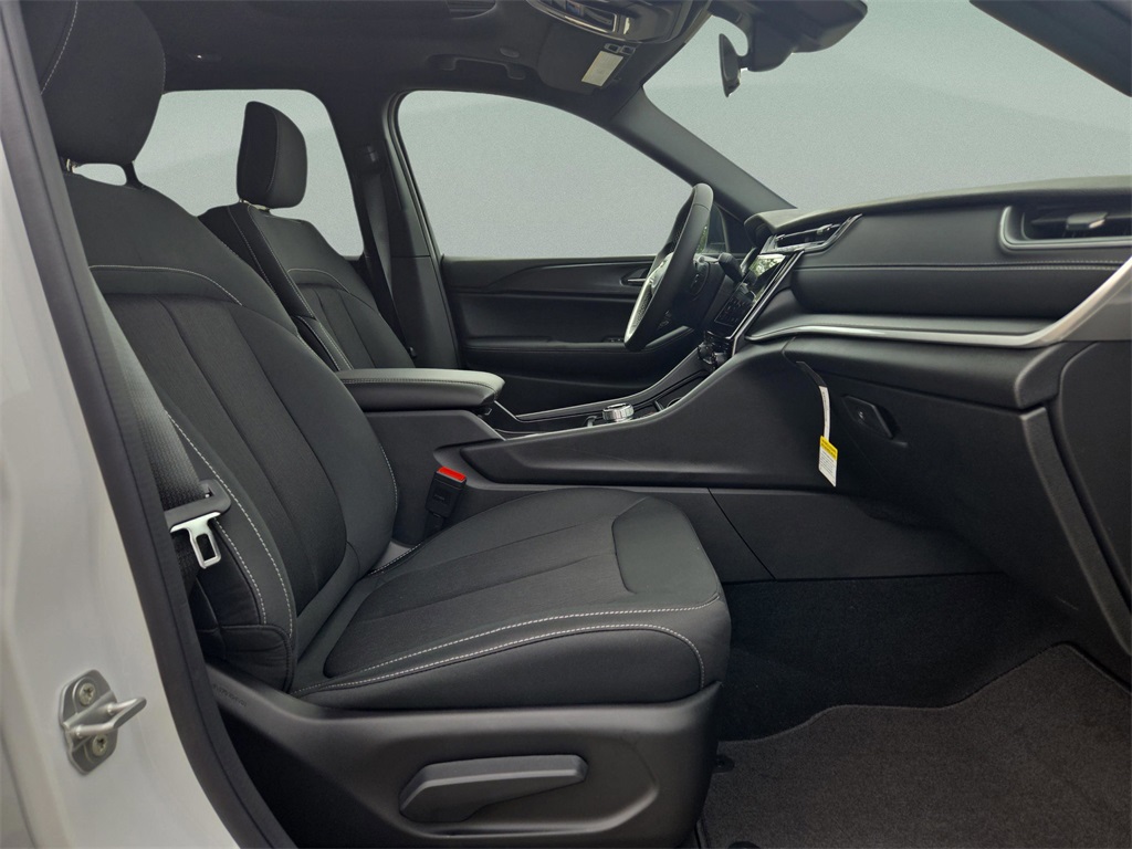 2025 Jeep Grand Cherokee Laredo photo 18