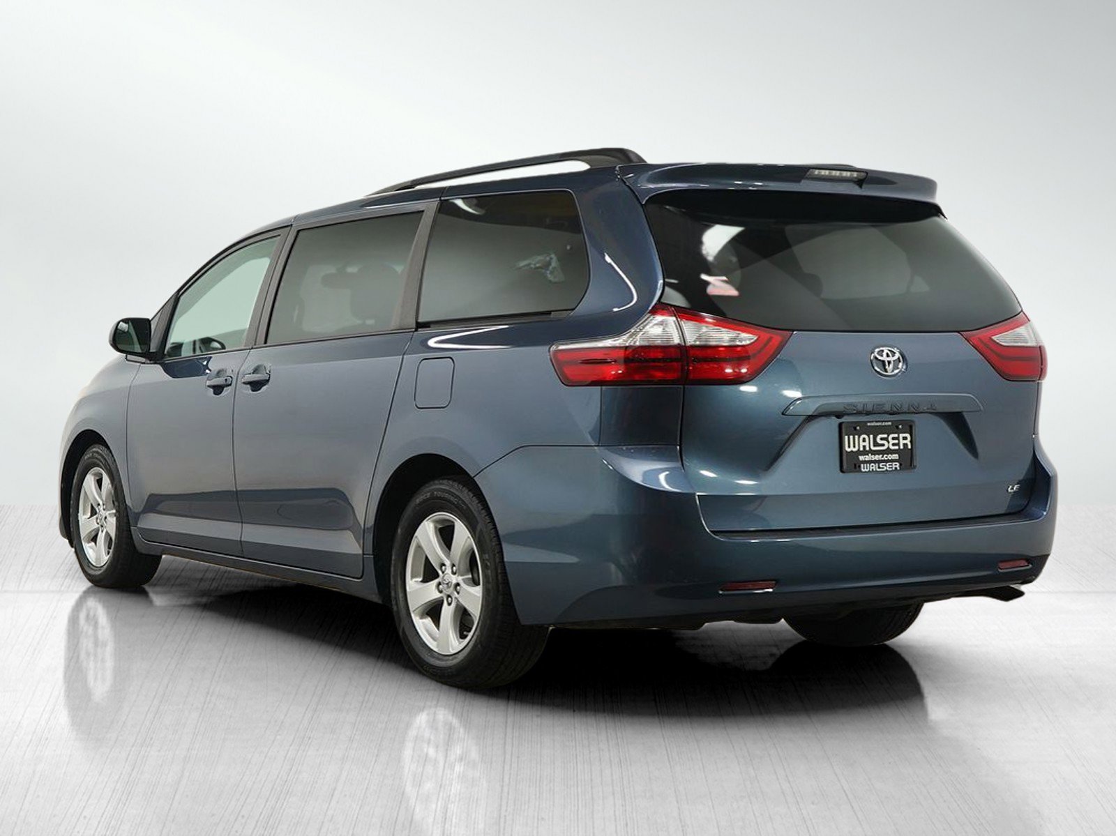 2015 Toyota Sienna LE photo 3