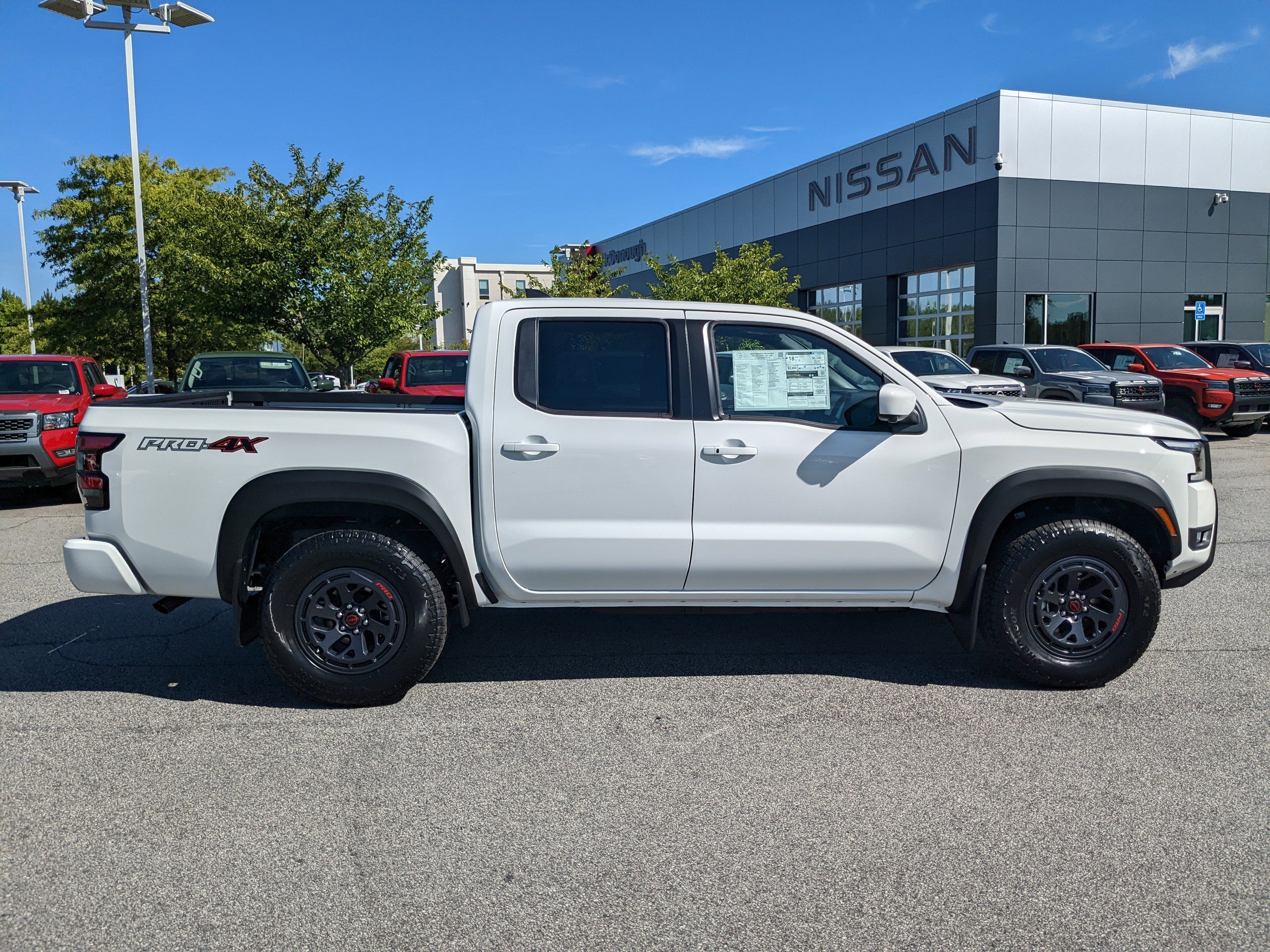2025 Nissan Frontier Crew Cab PRO-4X photo 2