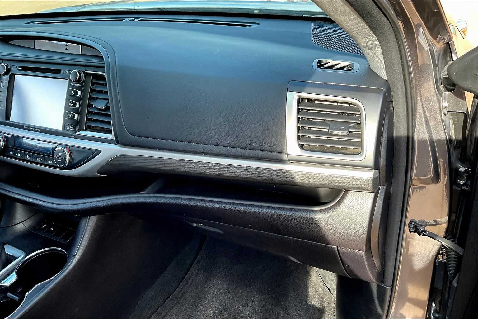 2017 Toyota Highlander SE photo 16