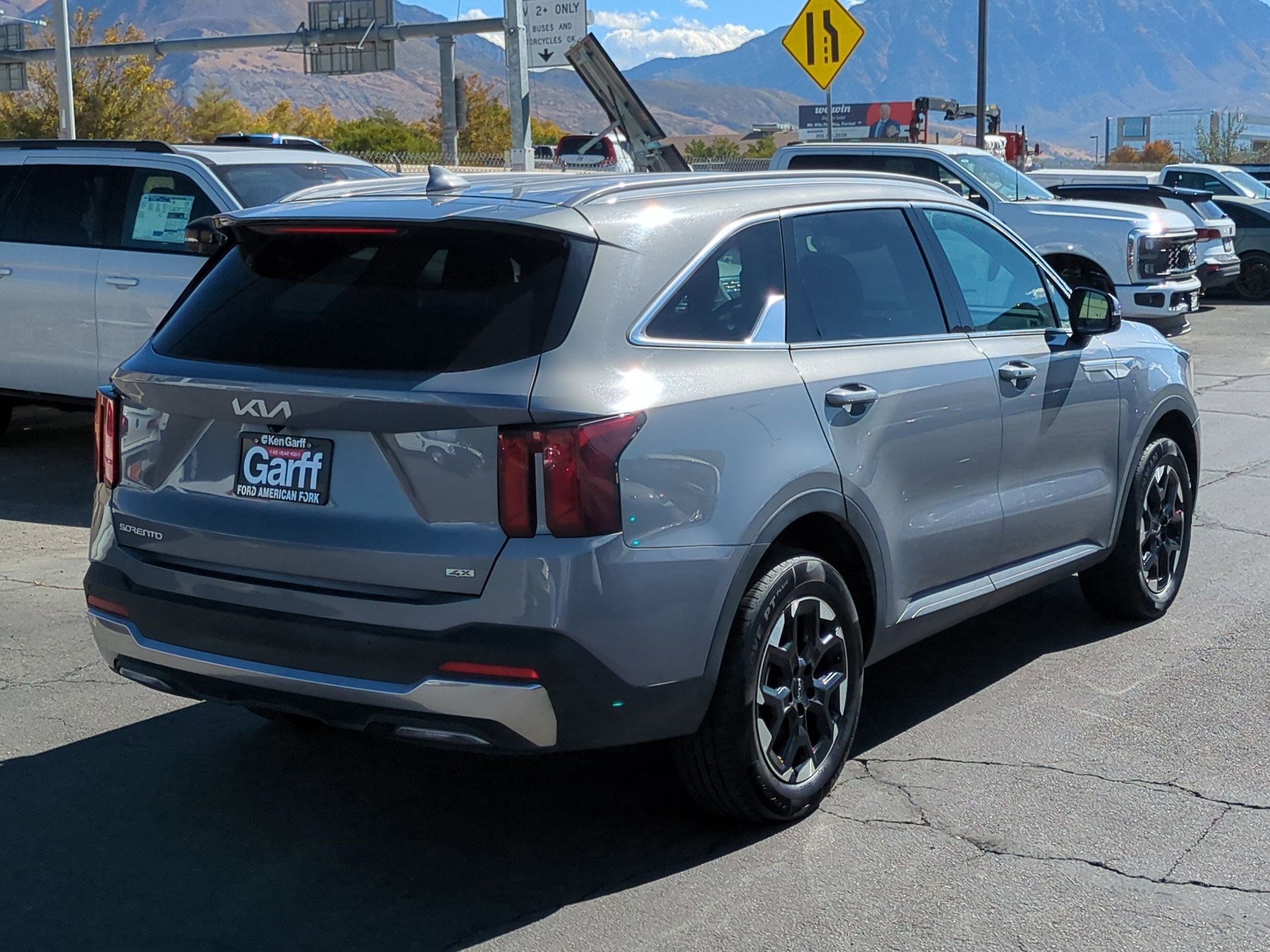 2024 Kia Sorento S photo 3