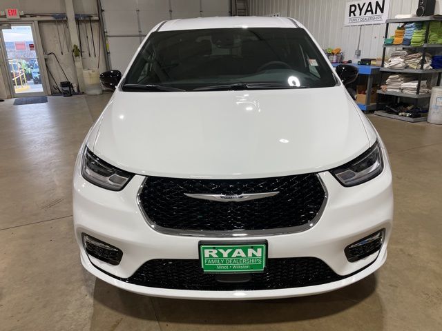 2026 Chrysler Pacifica photo 4