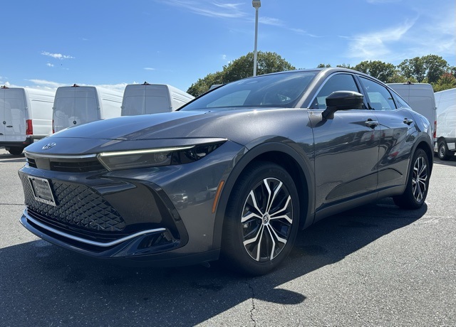 2023 Toyota Crown XLE photo 3