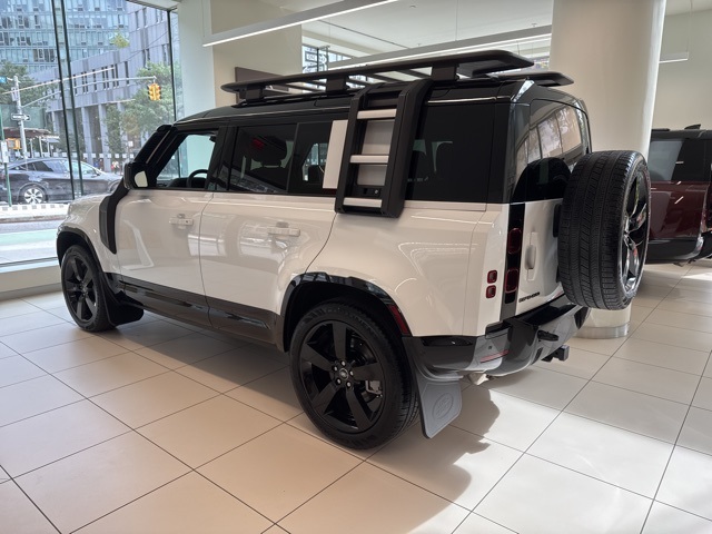 2025 Land Rover Defender 110 X-Dynamic SE photo 4