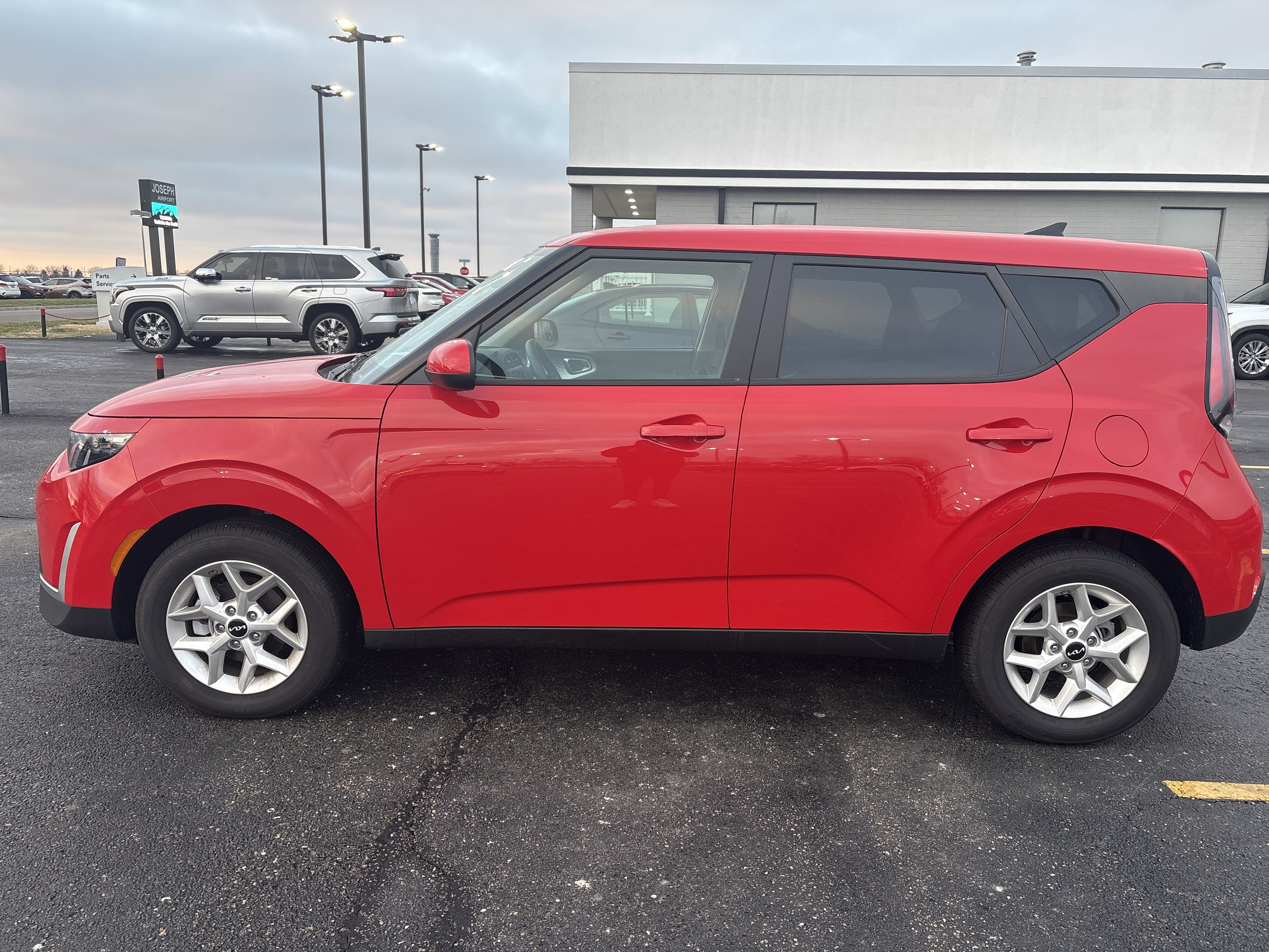 2025 Kia Soul LX's photo