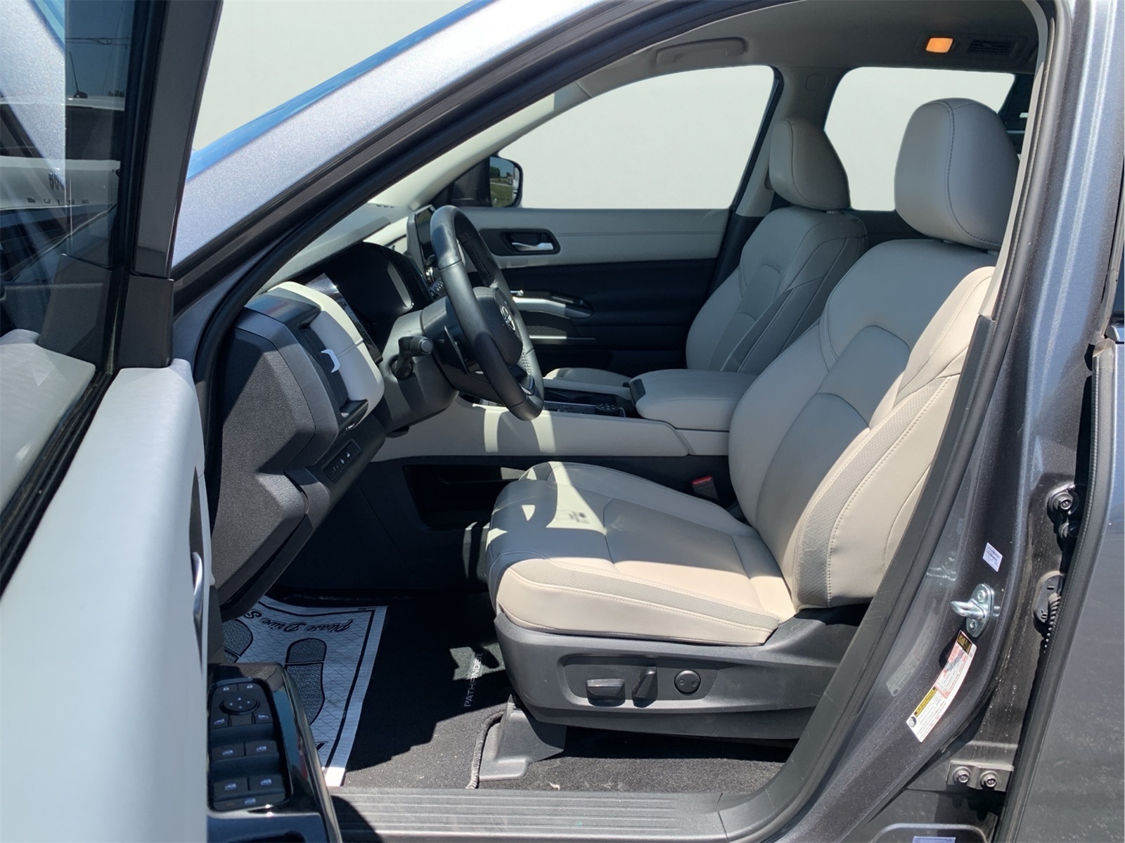 2024 Nissan Pathfinder SL photo 7