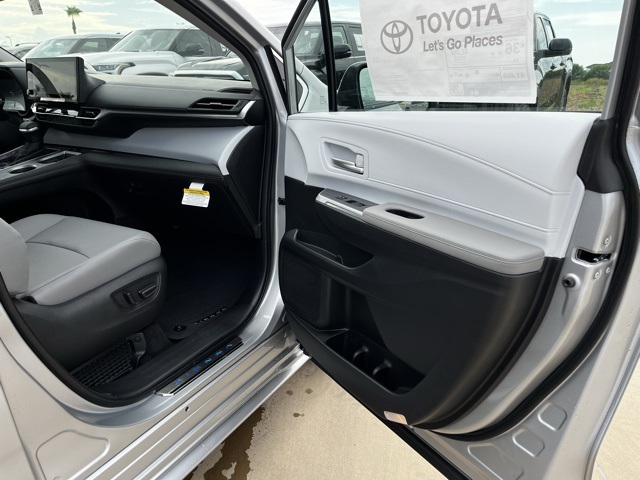 2025 Toyota Sienna XLE photo 19
