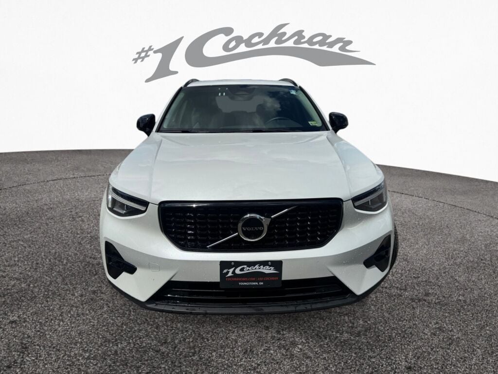 2024 Volvo XC40 Plus photo 2