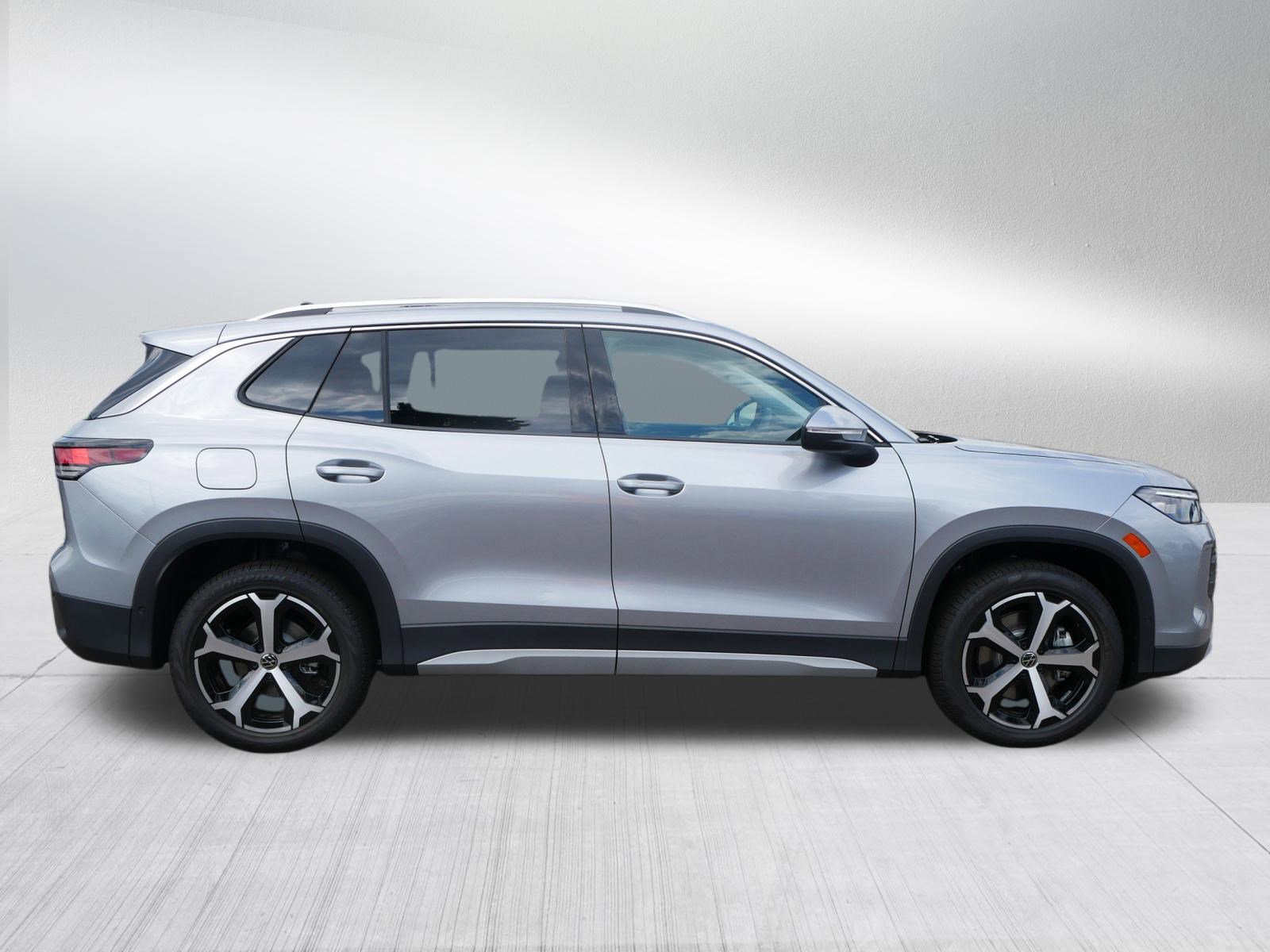 2025 Volkswagen Tiguan SE photo 2