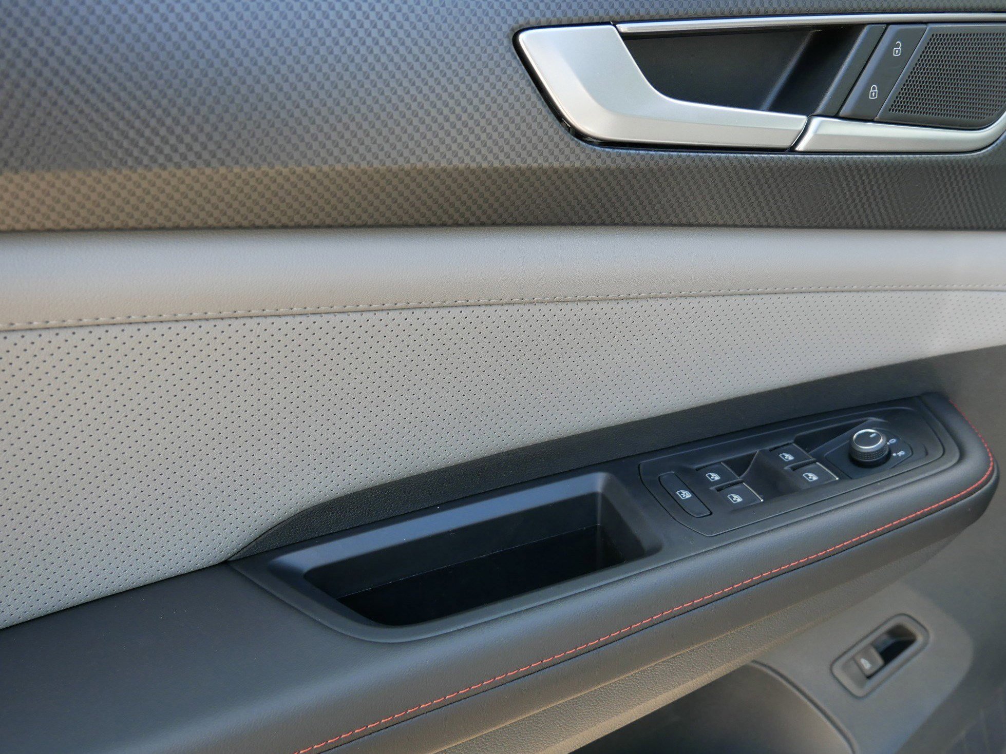 2025 Volkswagen Atlas Peak Edition SE photo 4
