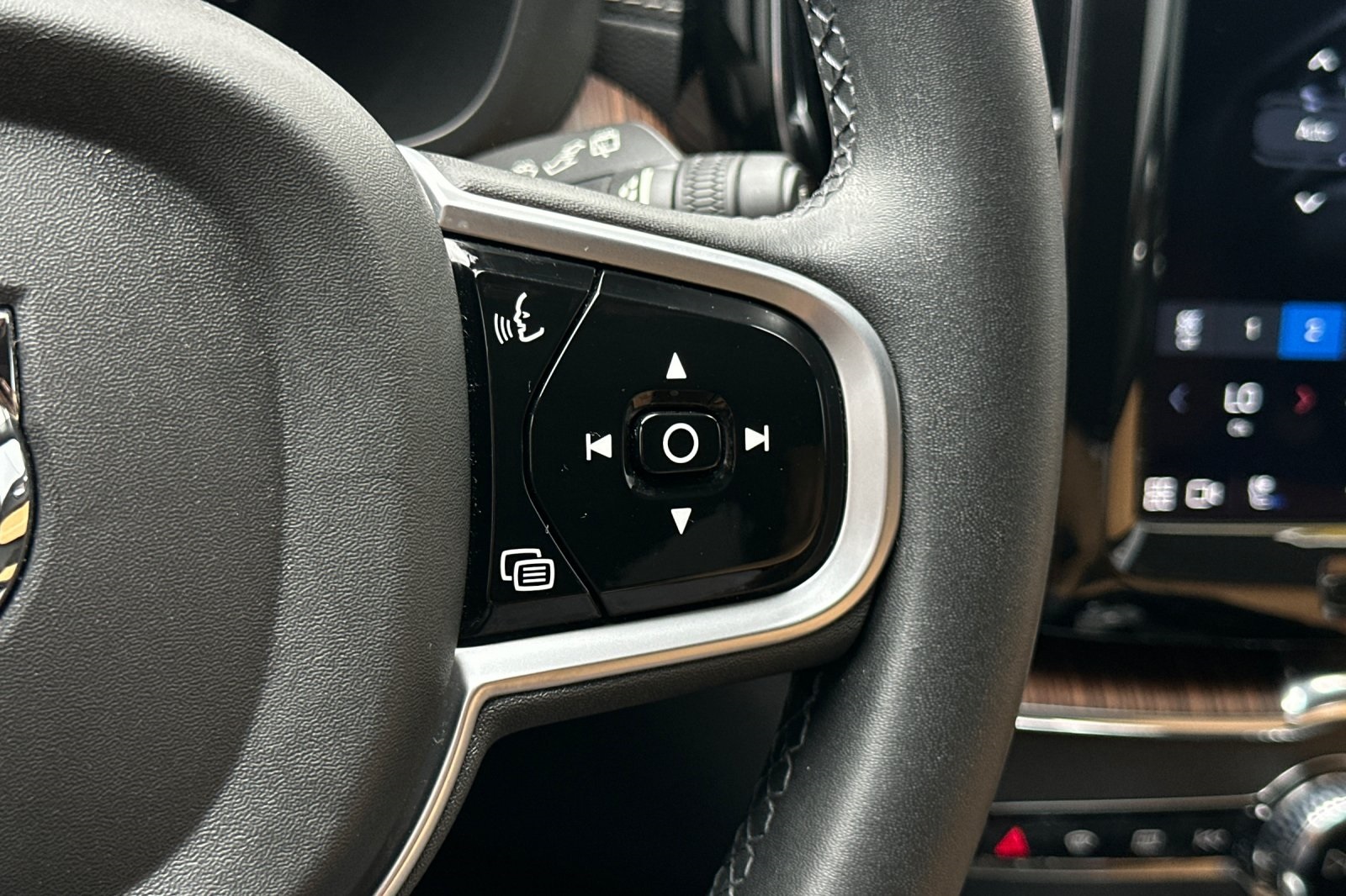 2023 Volvo XC60 B5 Ultimate photo 27