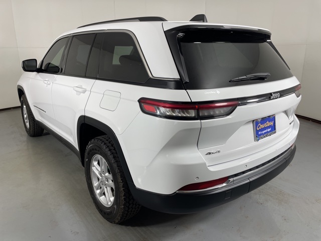 2023 Jeep Grand Cherokee Laredo photo 2