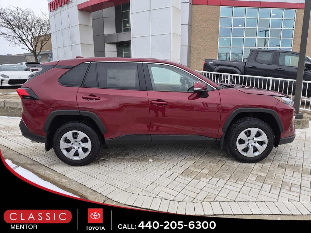 2025 Toyota RAV4 LE's photo