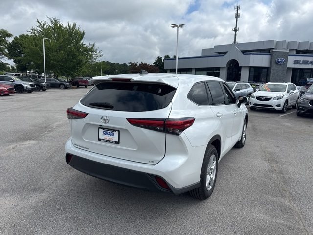 2023 Toyota Highlander LE photo 4