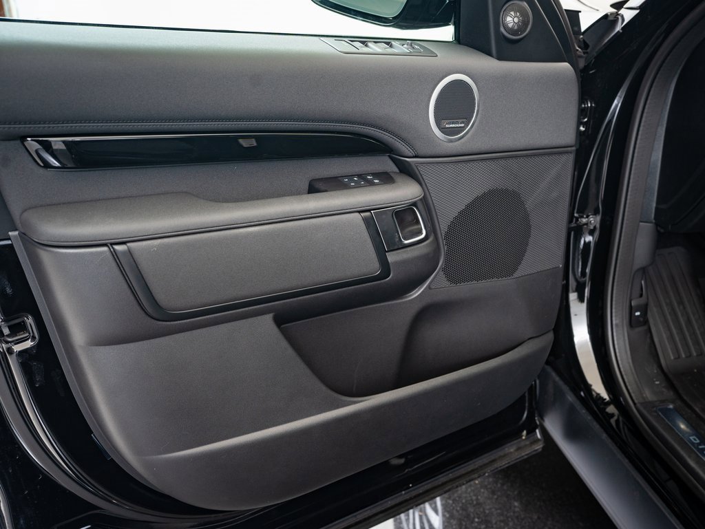 2025 Land Rover Discovery S photo 18