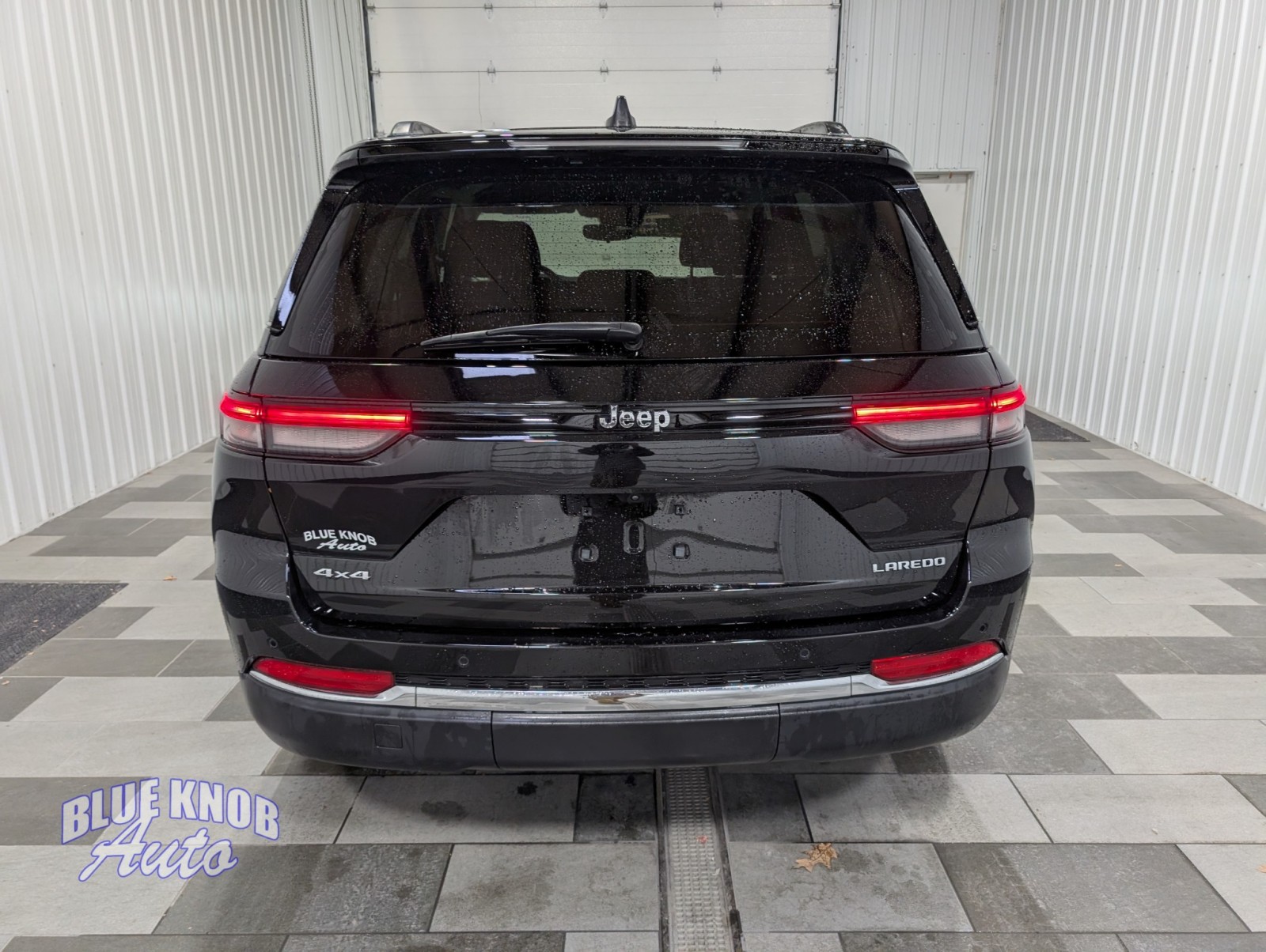 2023 Jeep Grand Cherokee Laredo Altitude photo 3