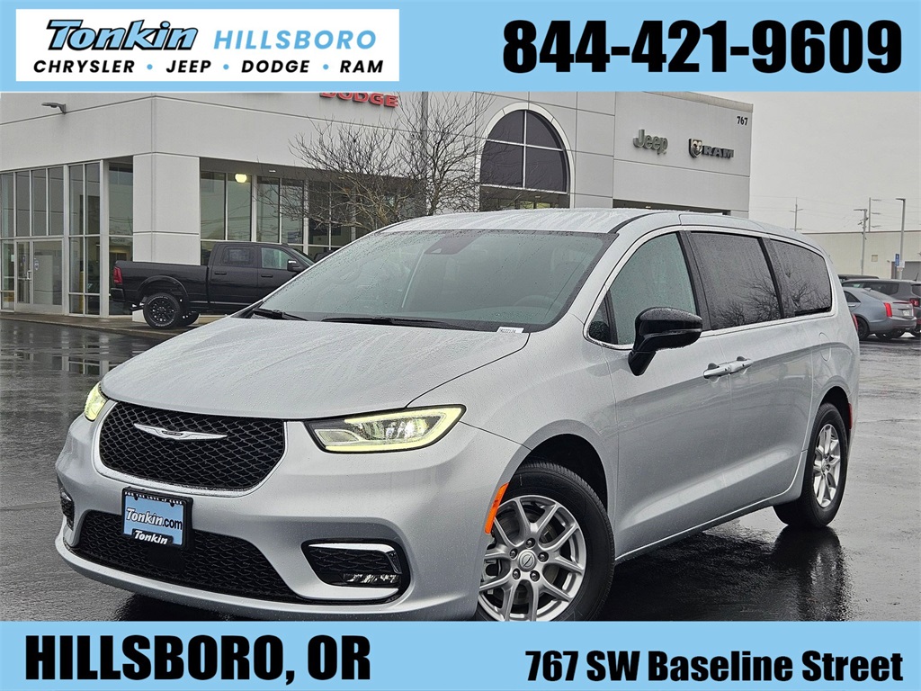 2026 Chrysler Pacifica Select's photo