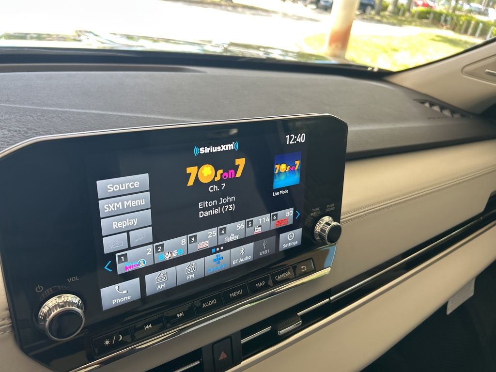 2025 Mitsubishi Outlander PHEV SEL Platinum photo 11