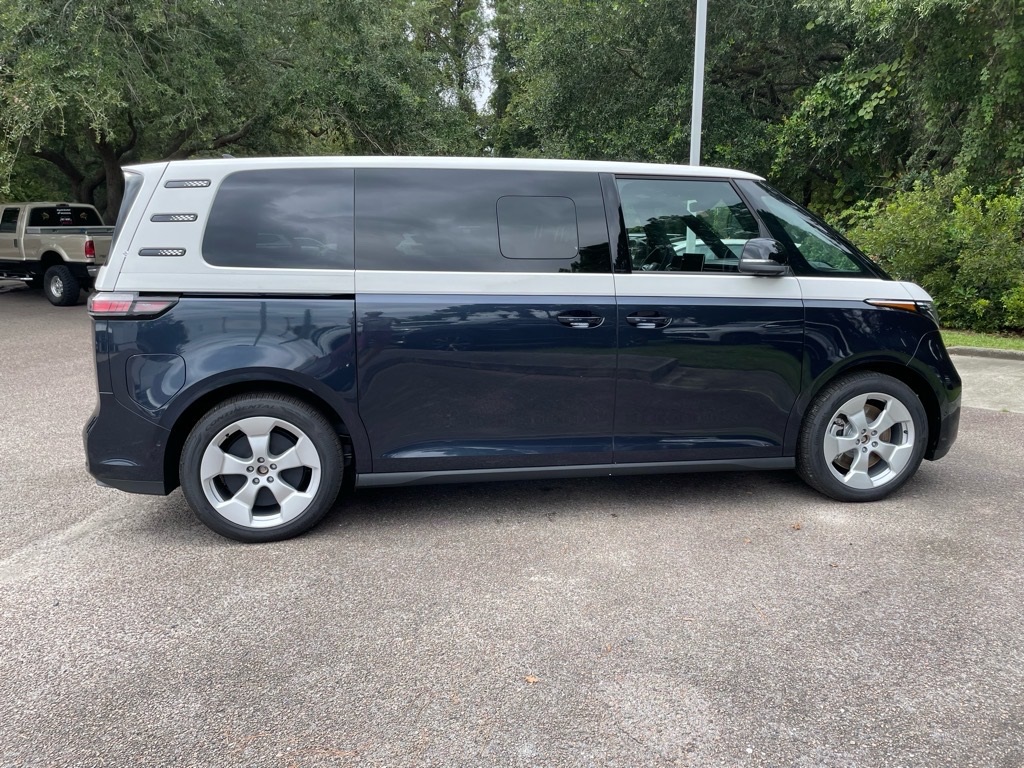 2025 Volkswagen ID. Buzz Pro Plus photo 2