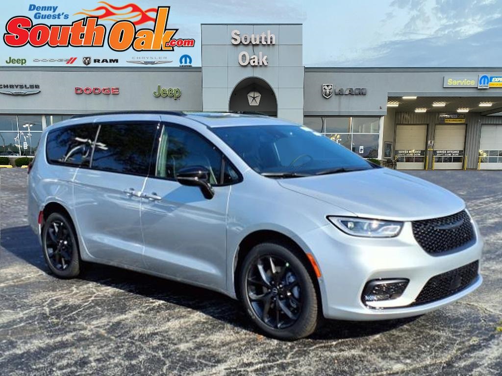 2026 Chrysler Pacifica Limited's photo