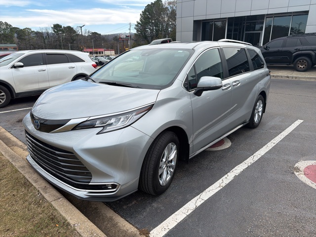 2025 Toyota Sienna Limited's photo