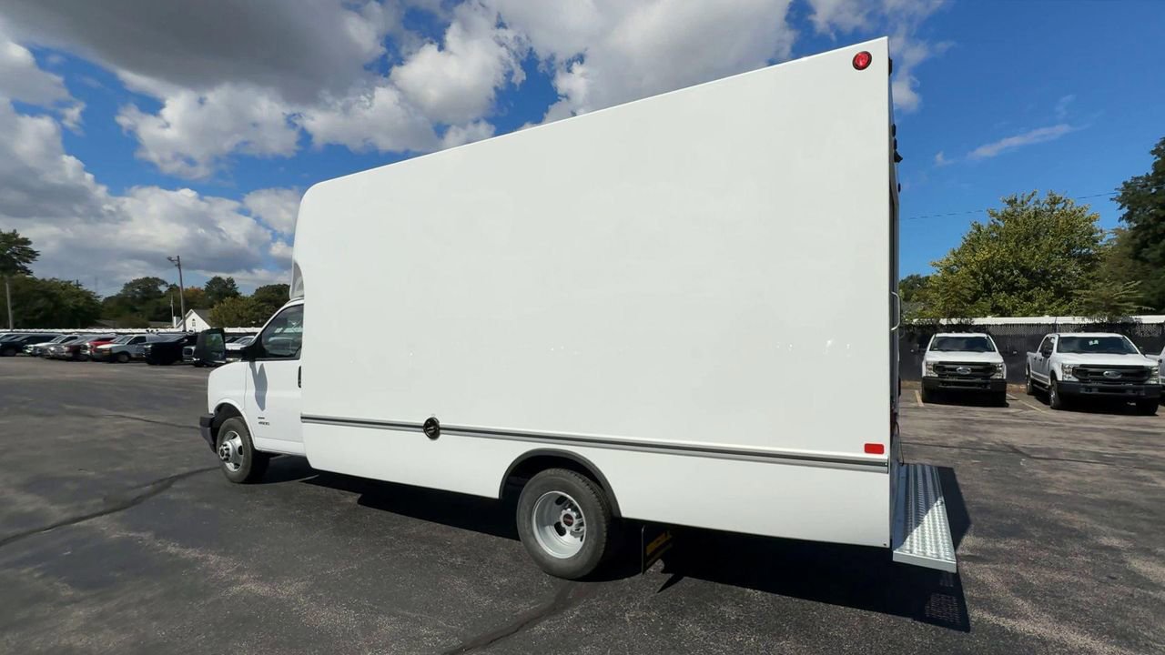 2025 Gmc Savana Cutaway photo 6