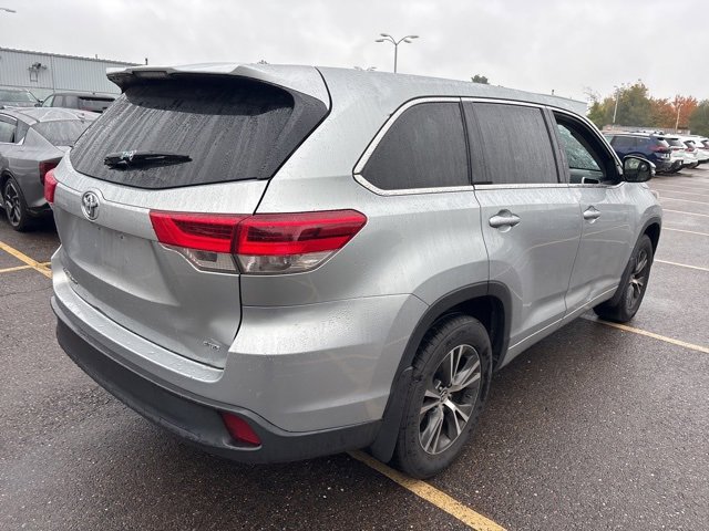 2017 Toyota Highlander LE Plus photo 5