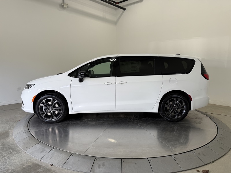 2026 Chrysler Pacifica photo 4