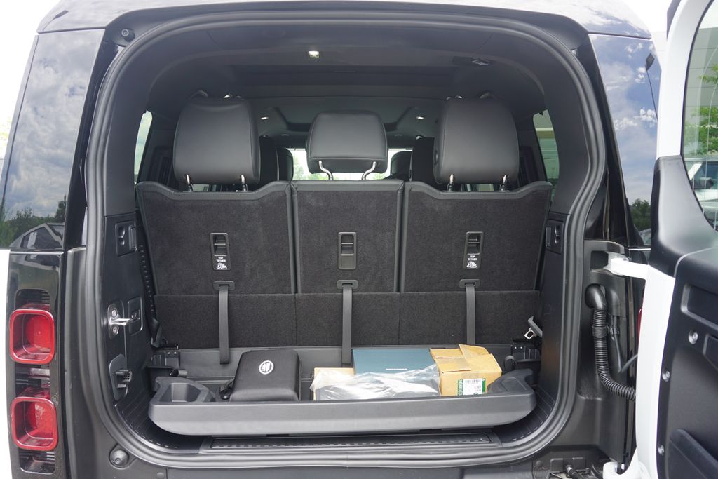 2025 Land Rover Defender 130 X-Dynamic SE photo 31