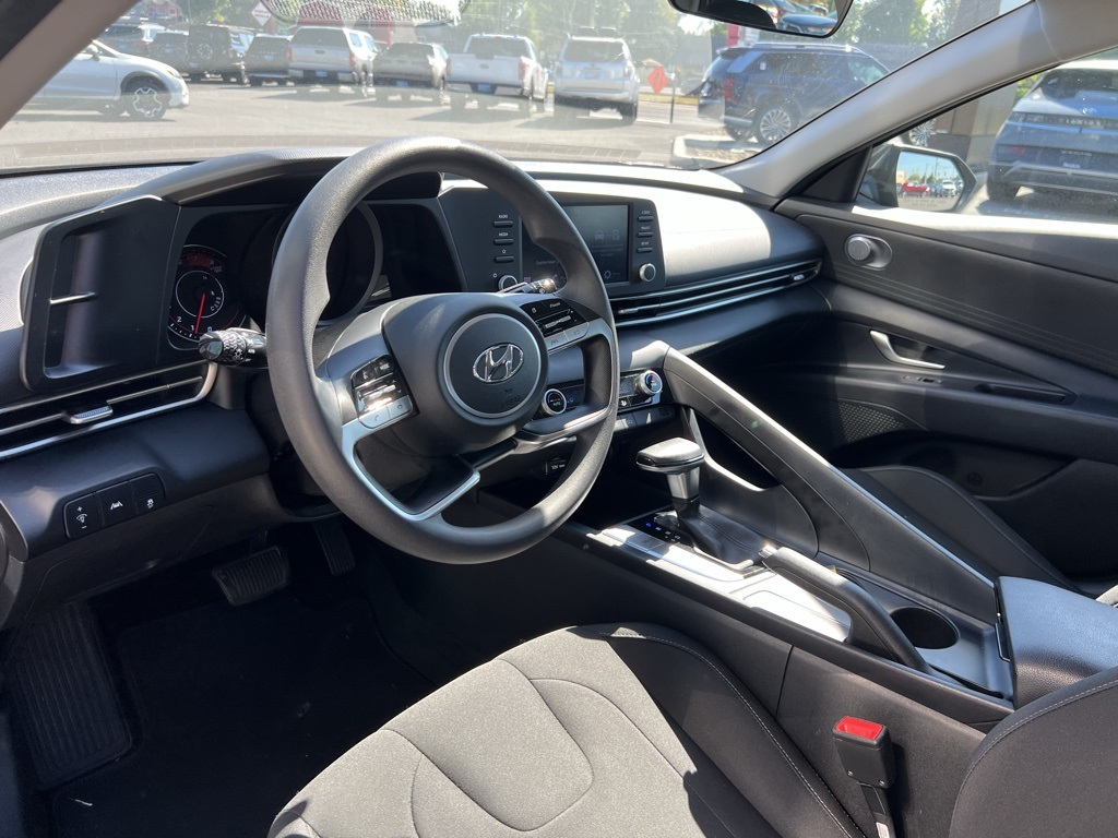 2022 Hyundai Elantra SEL photo 12