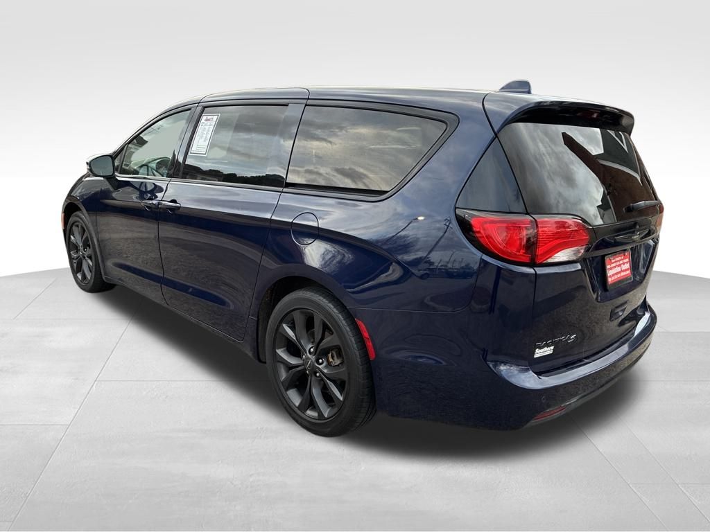 2020 Chrysler Pacifica Touring photo 3