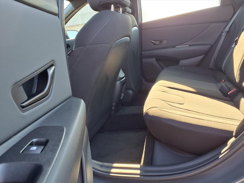 2025 Hyundai Elantra SEL Sport photo 4