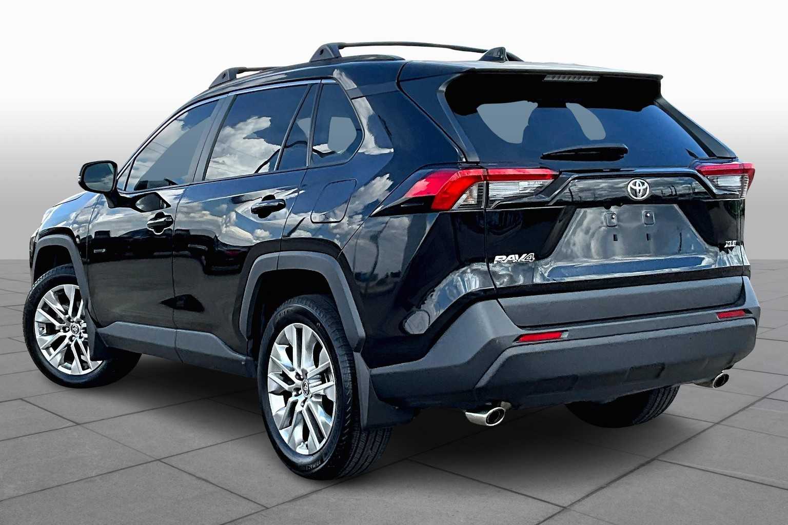 2023 Toyota RAV4 XLE Premium photo 3