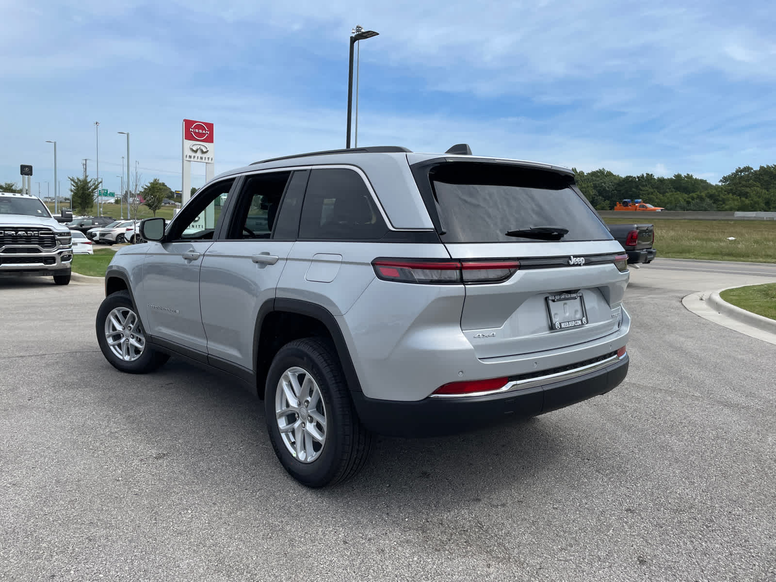 2025 Jeep Grand Cherokee Laredo X photo 4