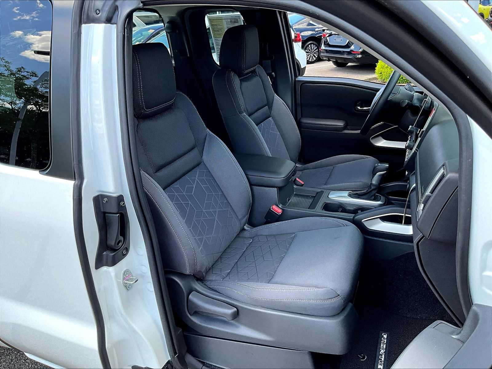 2025 Nissan Frontier SV photo 11