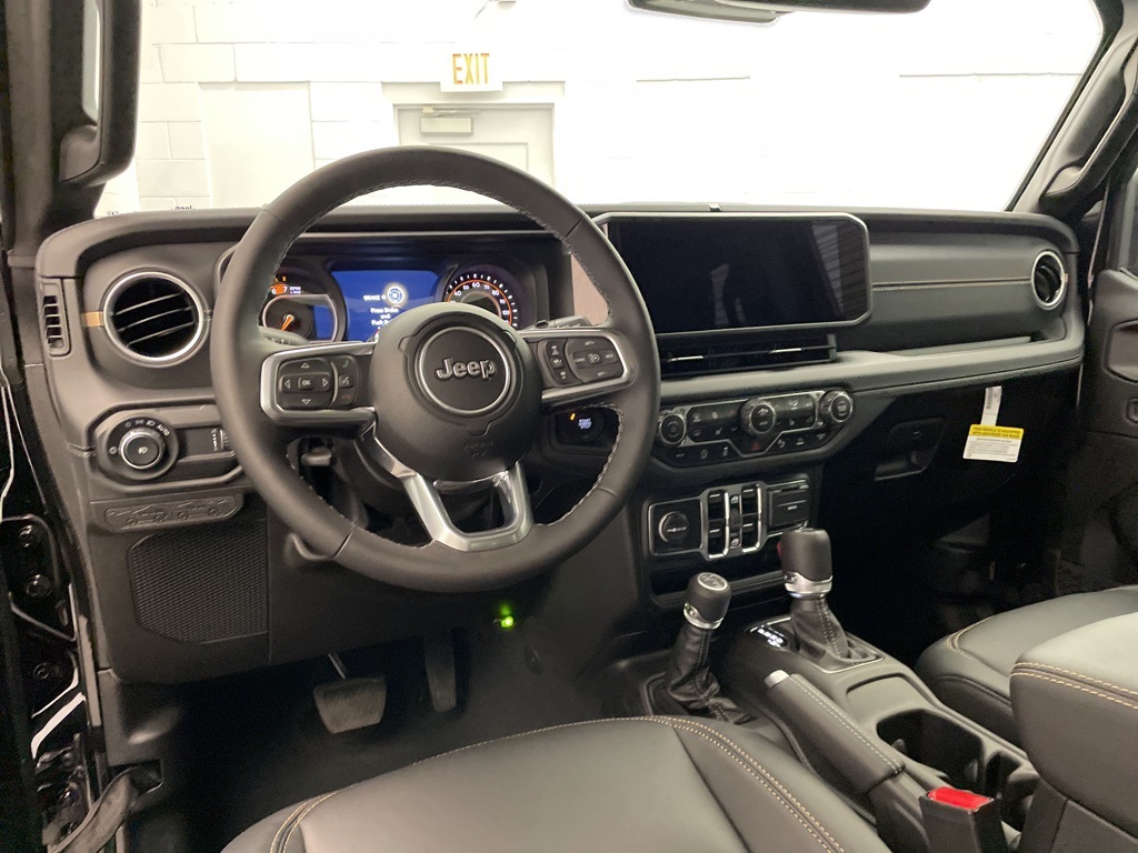 2025 Jeep Wrangler Sahara photo 7