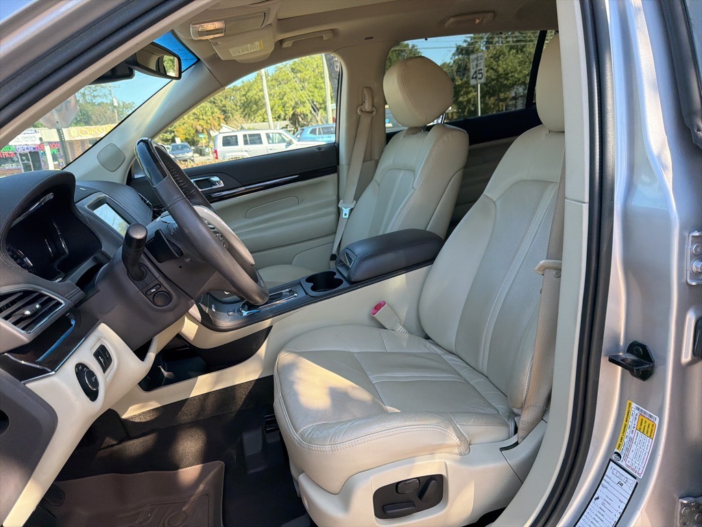 2019 Lincoln MKT Reserve photo 2