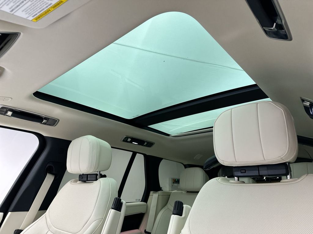 2025 Land Rover Range Rover SE photo 10