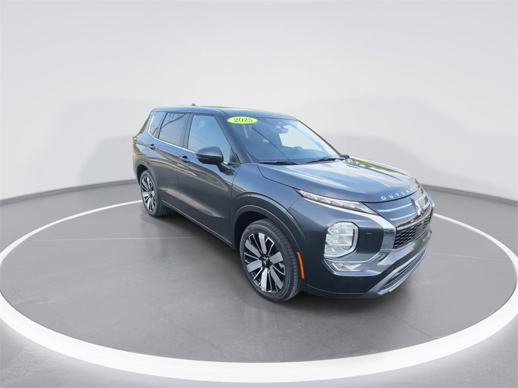 2025 Mitsubishi Outlander SE photo 2