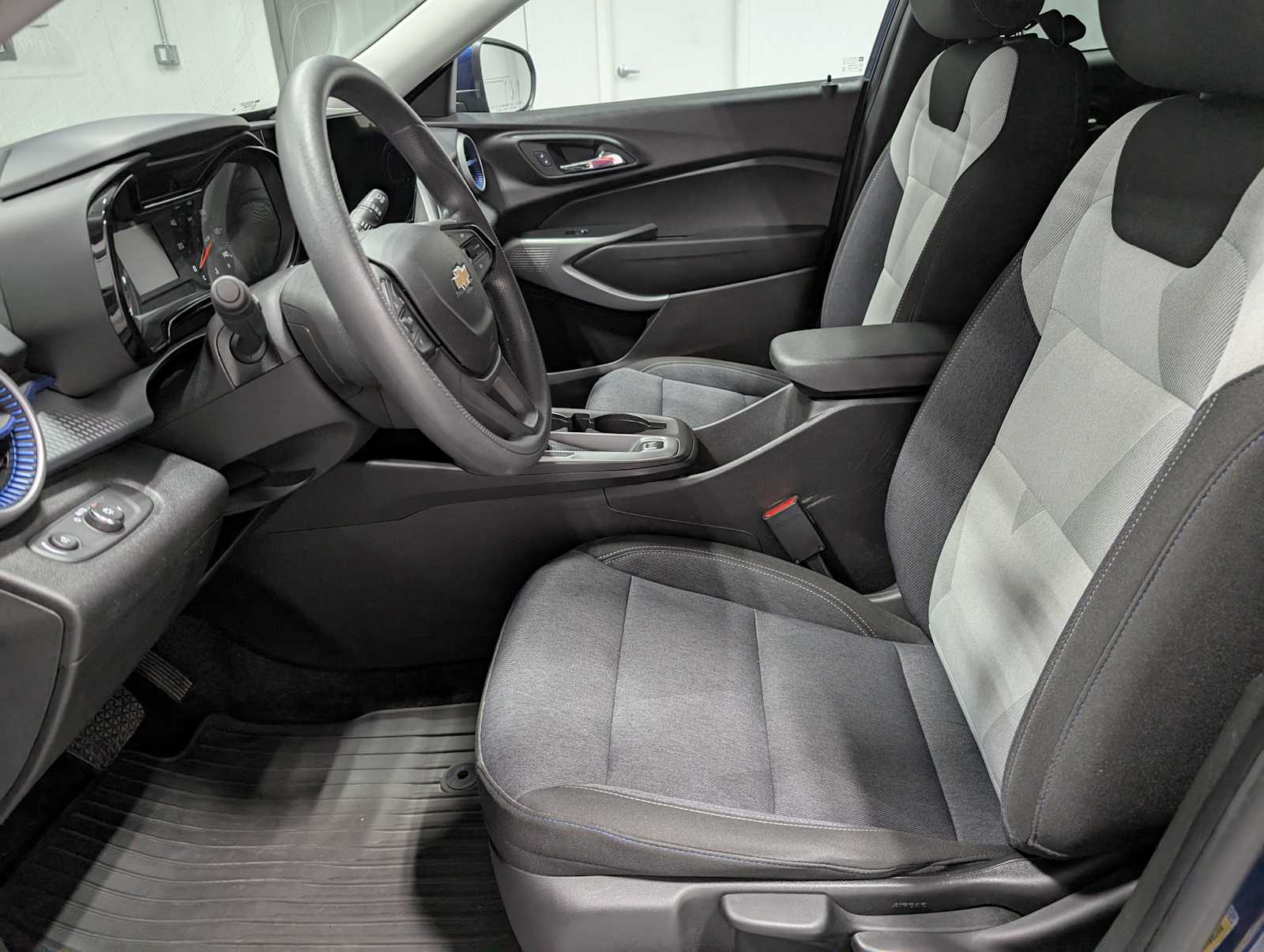 2024 Chevrolet Trax LS photo 4