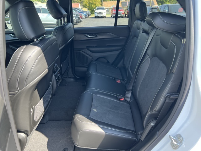 2025 Jeep Grand Cherokee Altitude photo 18