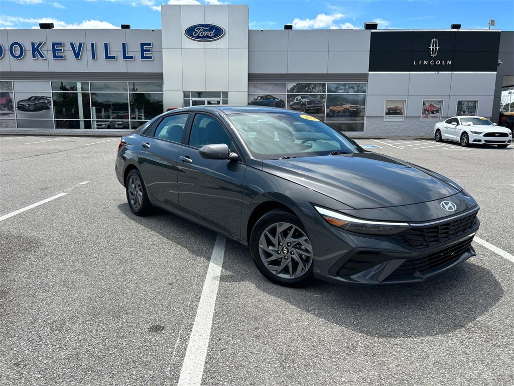 2024 Hyundai Elantra SEL photo 2